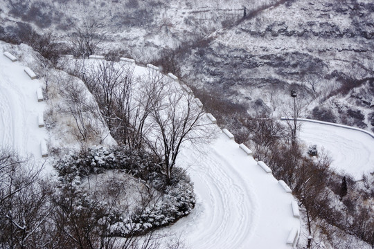 仰天山九龙盘雪景