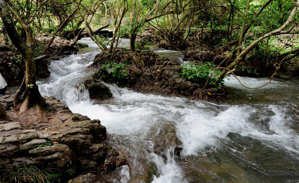 山泉激流