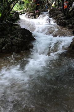 山泉激流