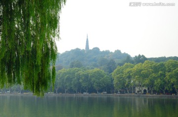 杭州西湖和保俶塔在雾里