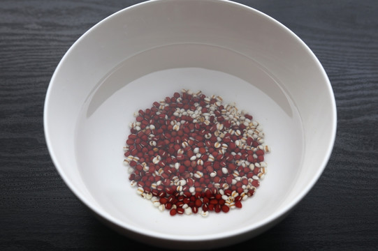 泡红豆薏米
