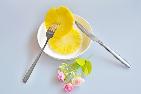 一盘菠萝与刀叉