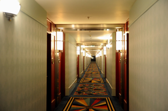 装满路灯的酒店走廊