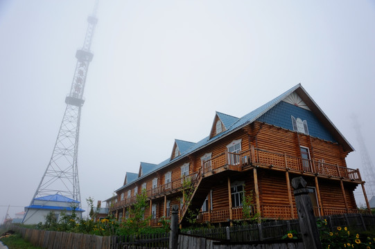 室韦俄罗斯风情民居与广播电视塔