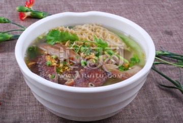牛腩牛肚湯河粉