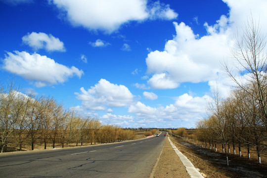 蓝天白云下的公路