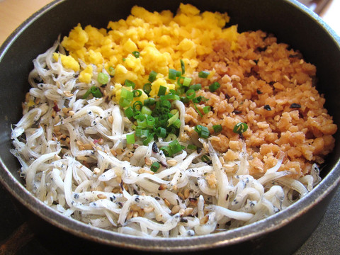 海鮮蓋飯 小沙丁魚
