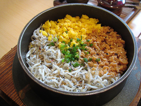 海鮮蓋飯 小沙丁魚