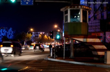 夜间马路边的旧式交通岗亭