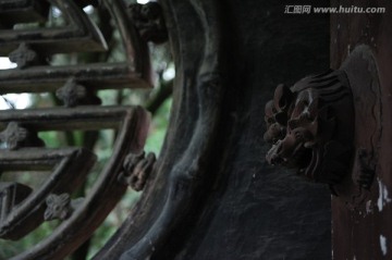 庙宇大门上的虎头门环和雕花木窗