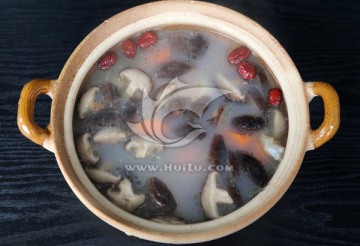 砂锅鲫鱼蘑菇红枣汤