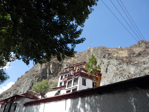 拉萨鲁普岩寺