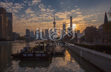 上海外滩陆家嘴日出