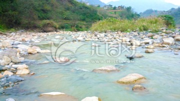 河道水流 河滩石头