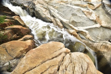 岩缝中的溪流