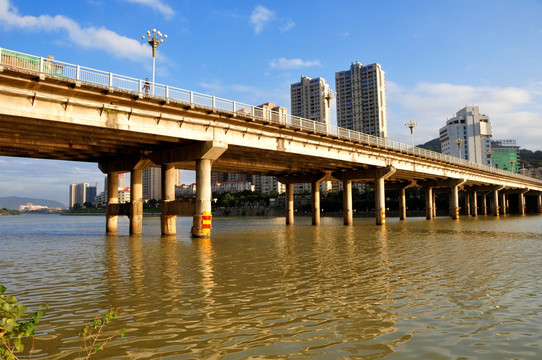 城市跨江大桥