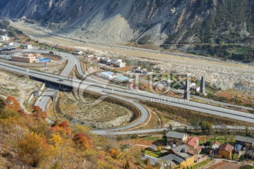 汶川都汶高速公路秋色