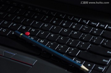 电脑键盘上的铅笔