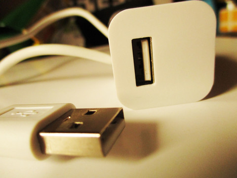 白色USB插头插孔 科技背景