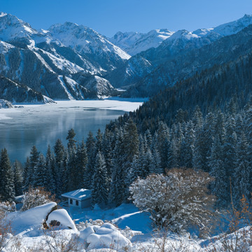 天山天池雪景