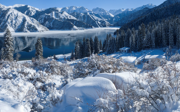 天山天池雪景