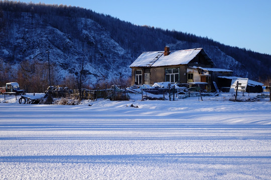 山里人家雪景