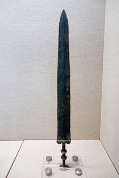 青铜厚格剑