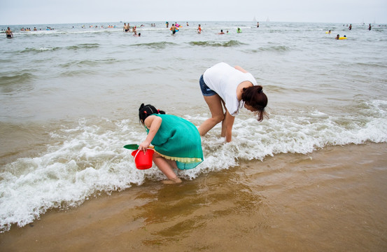 赶海的母女俩