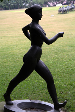 女竞走运动员 铜雕