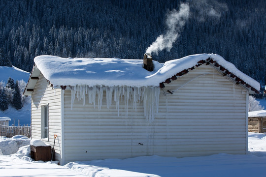 雪后木屋