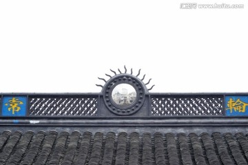 寺庙屋顶的佛法文字和装饰物