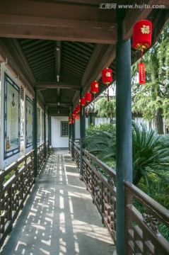 中式长廊与福字红灯笼