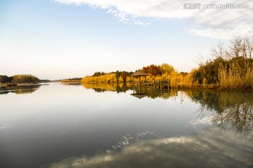 静谧湖面