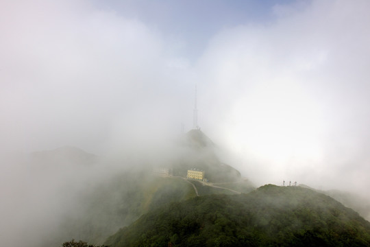 山峰云雾