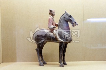 西汉 彩绘陶骑马武士俑