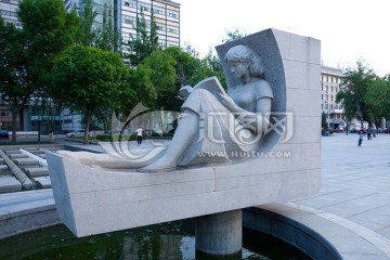 天津大学雕塑 读书女学生