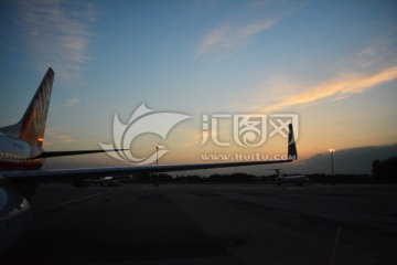 夕阳下的飞机