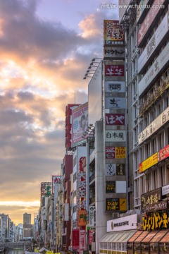 国外商业街区广告牌