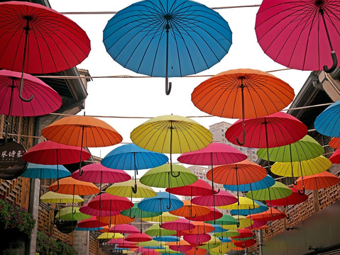 宁波南塘老街街景彩虹雨伞