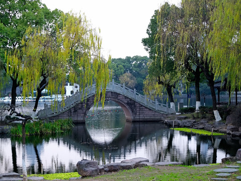 宁波月湖公园花溪桥