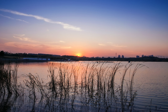 河畔夕阳