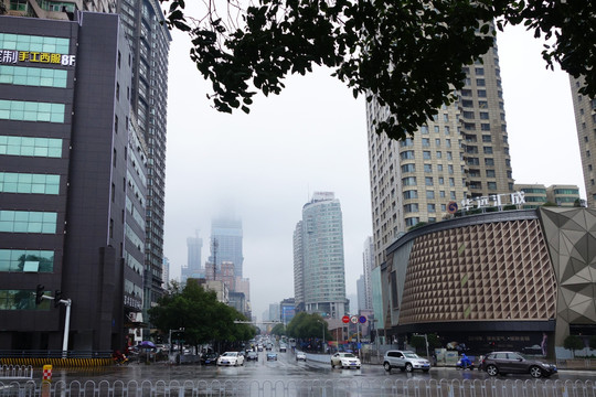 长沙市雨雾中的街景