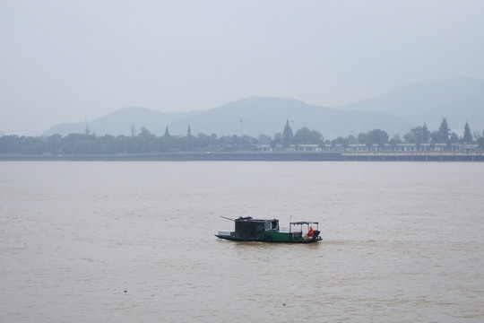 雨雾中的湘江小船