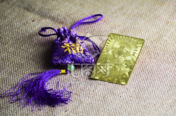 紫色福袋和平安符