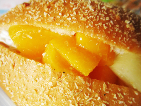 黄桃菠萝奶油面包近拍特写摄影