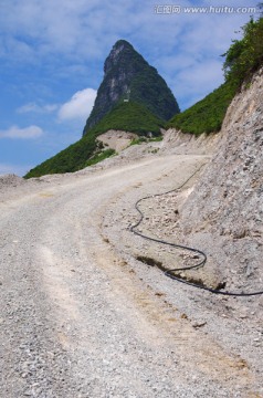 开山辟路