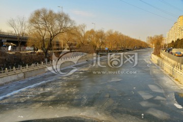 结冰的护城河
