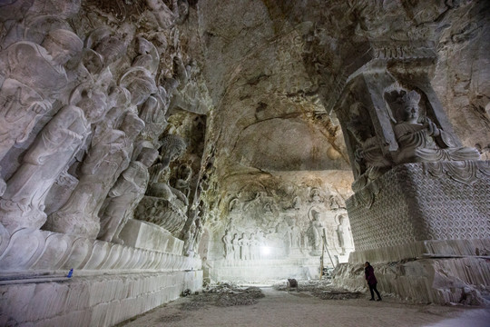 合掌岩群雕佛像