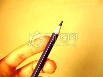 紫色铅笔 手持紫色彩铅