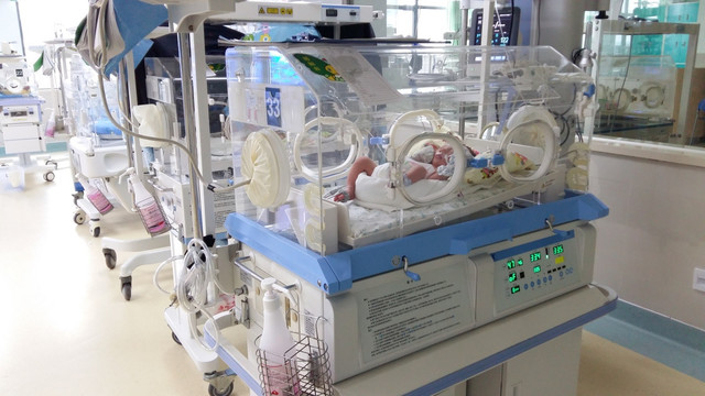 早产婴儿培养箱 护士